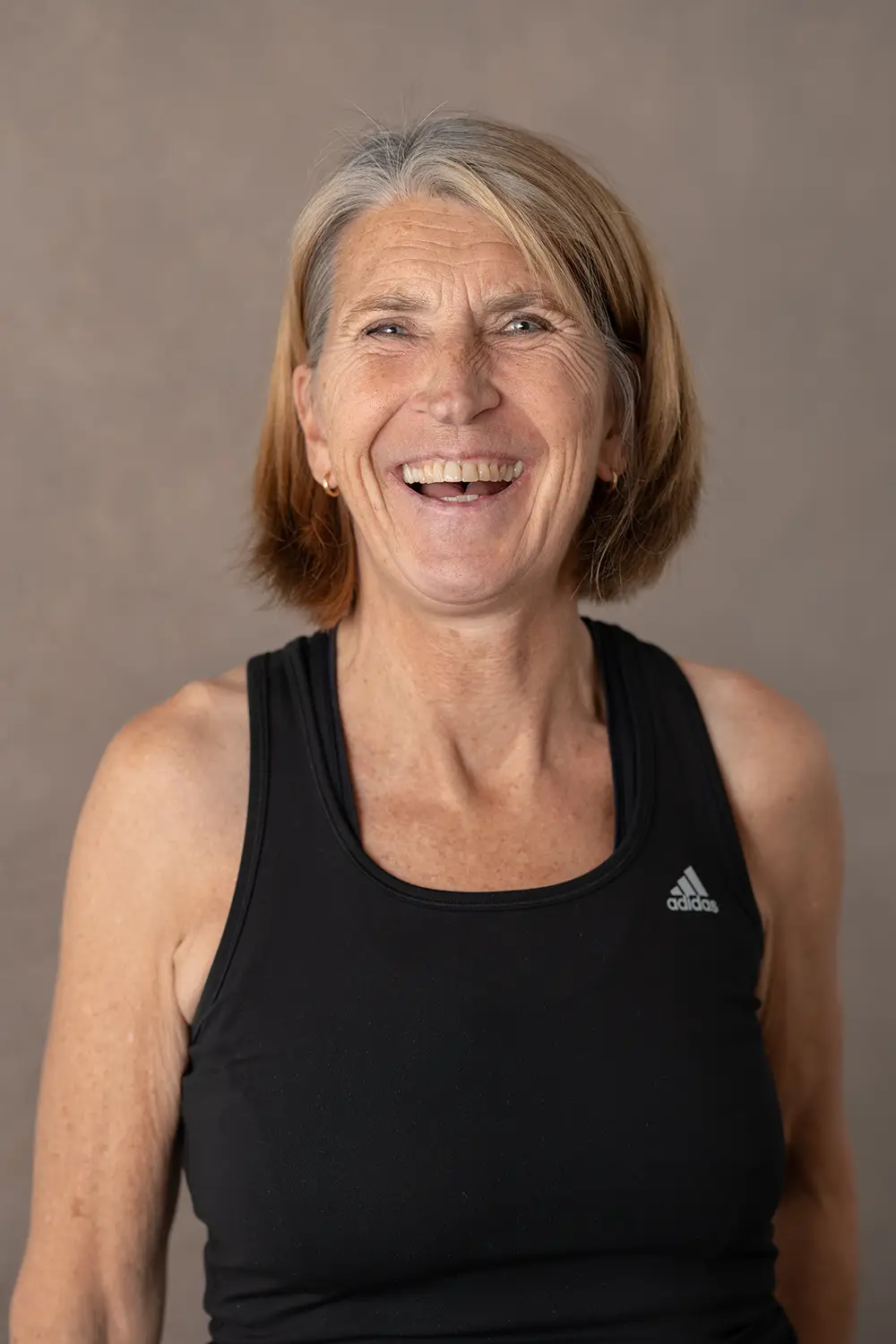 Portrait einer weiblichen Trainerin im schwarzen Hoodie im Fitnessstudio Body & Soul in Billerbeck, freundlicher Blick in die Kamera.