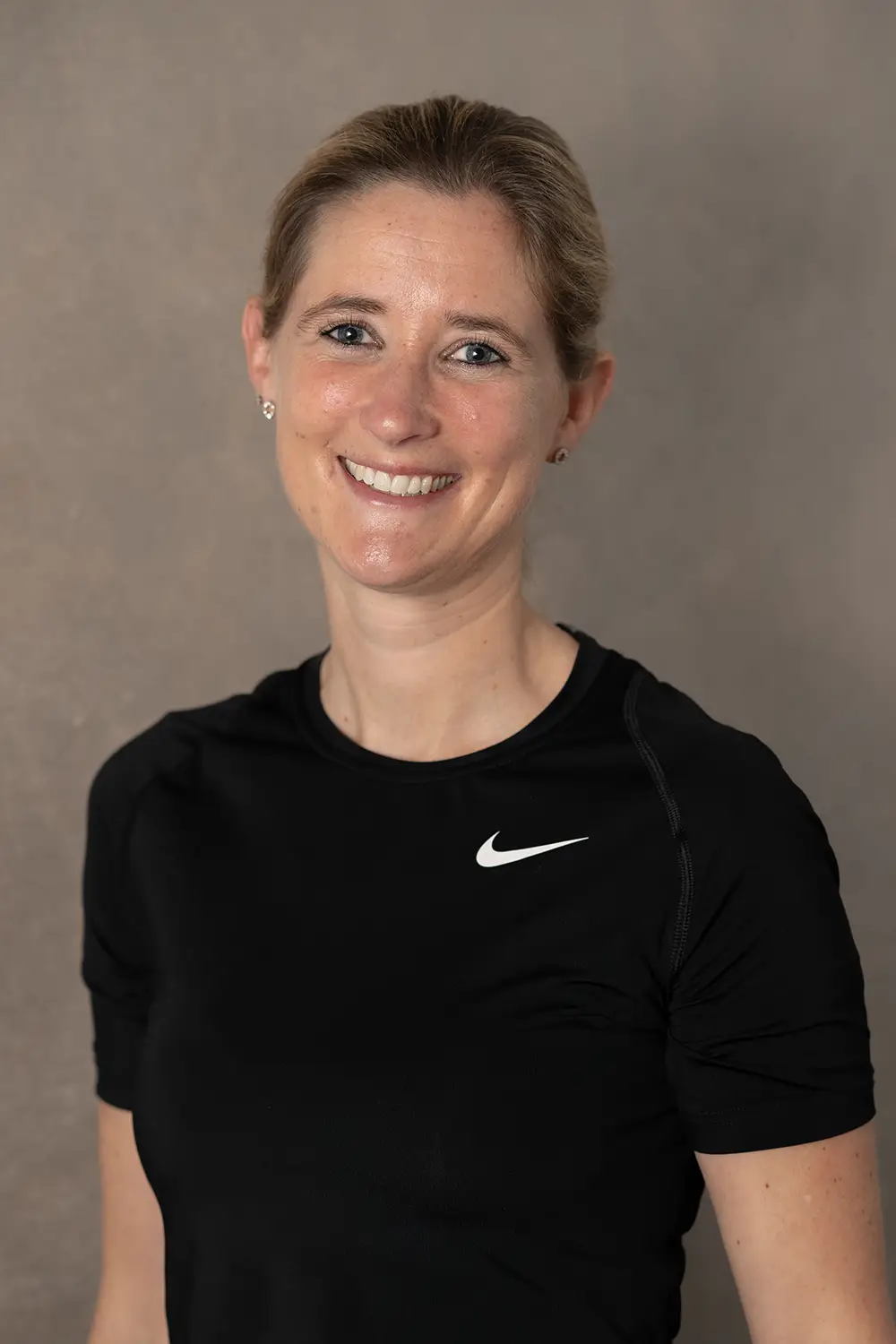 Portrait einer weiblichen Trainerin im schwarzen Hoodie im Fitnessstudio Body & Soul in Billerbeck, freundlicher Blick in die Kamera.