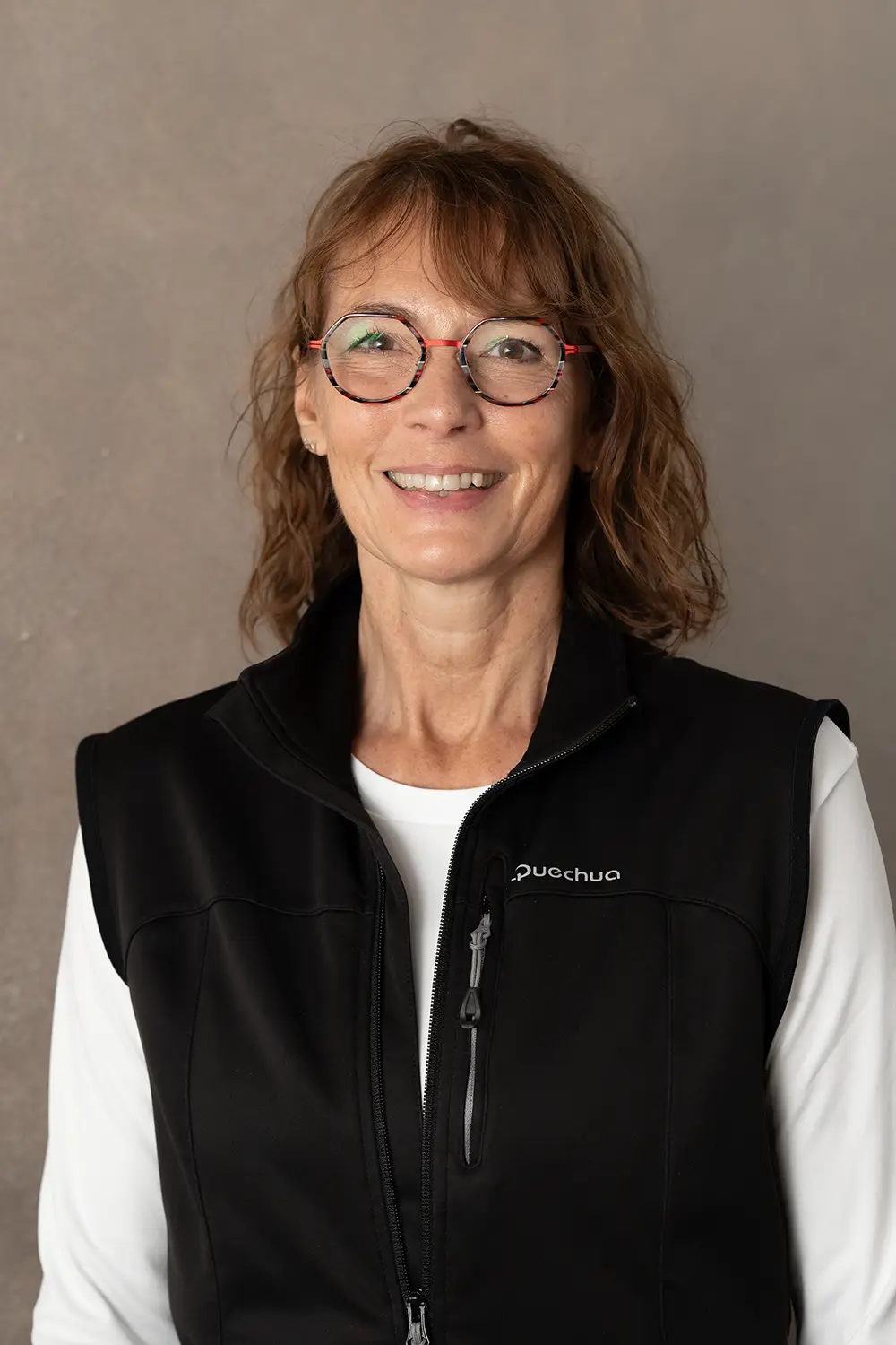 Portrait einer weiblichen Trainerin im schwarzen Hoodie im Fitnessstudio Body & Soul in Billerbeck, freundlicher Blick in die Kamera.