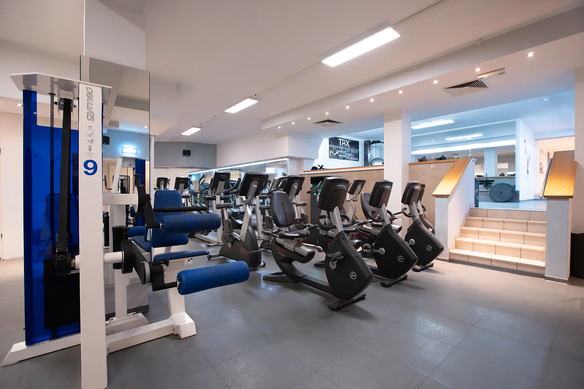 Trainingsbereich mit Ausdauergeräten und Kraftstationen im Fitnessstudio body & soul Billerbeck, helle Trainingsfläche mit Blick auf den Studioaufbau