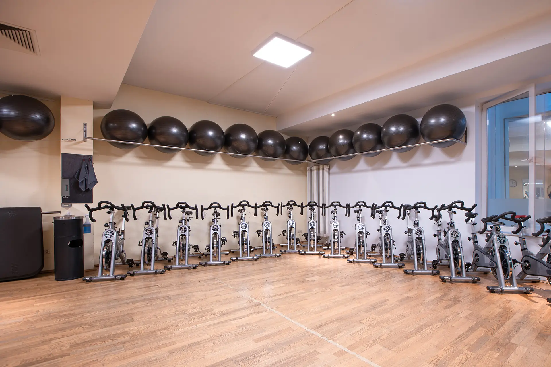 Kursraum mit Reihe von Indoor-Bikes und Gymnastikbällen an der Wand im Fitnessstudio body & soul Billerbeck, vorbereitet für Gruppentraining