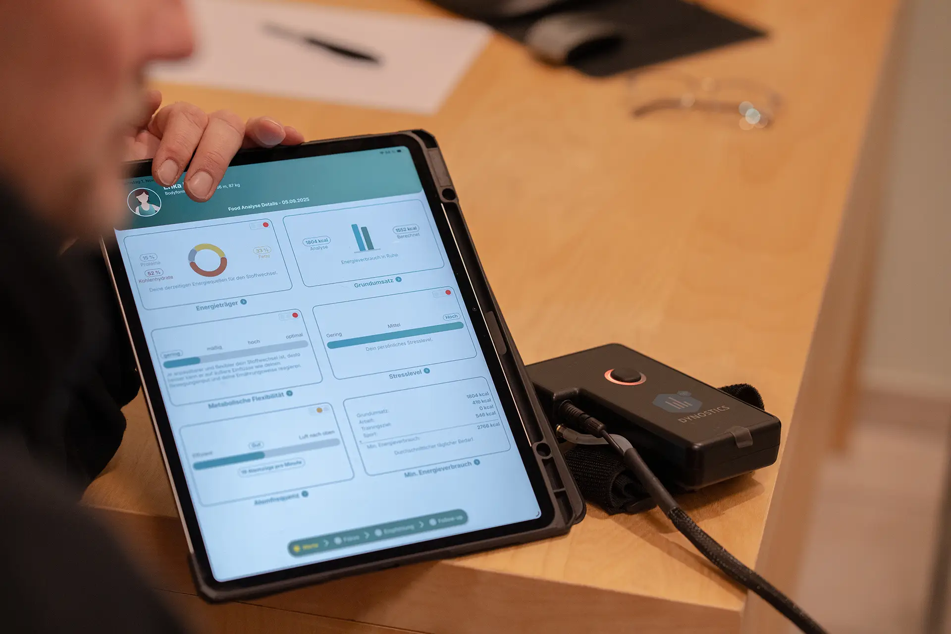 Trainer zeigt auf einem Tablet die Auswertung einer Körperanalyse mit Messgerät im Fitnessstudio Body & Soul in Billerbeck während eines persönlichen Beratungsgesprächs.
